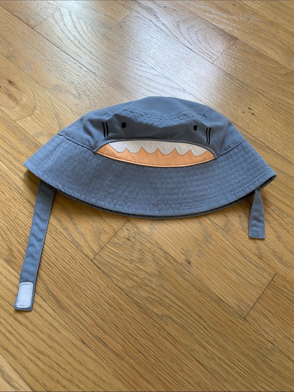 Carter’s 6-12m Kids Shark Bucket Hat in Gray with Peach Accent